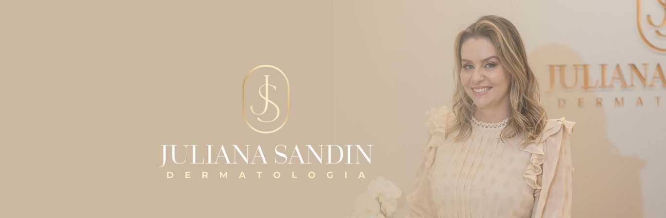 Dra. Juliana Sandin em seu consultório, com o logotipo Juliana Sandin Dermatologia